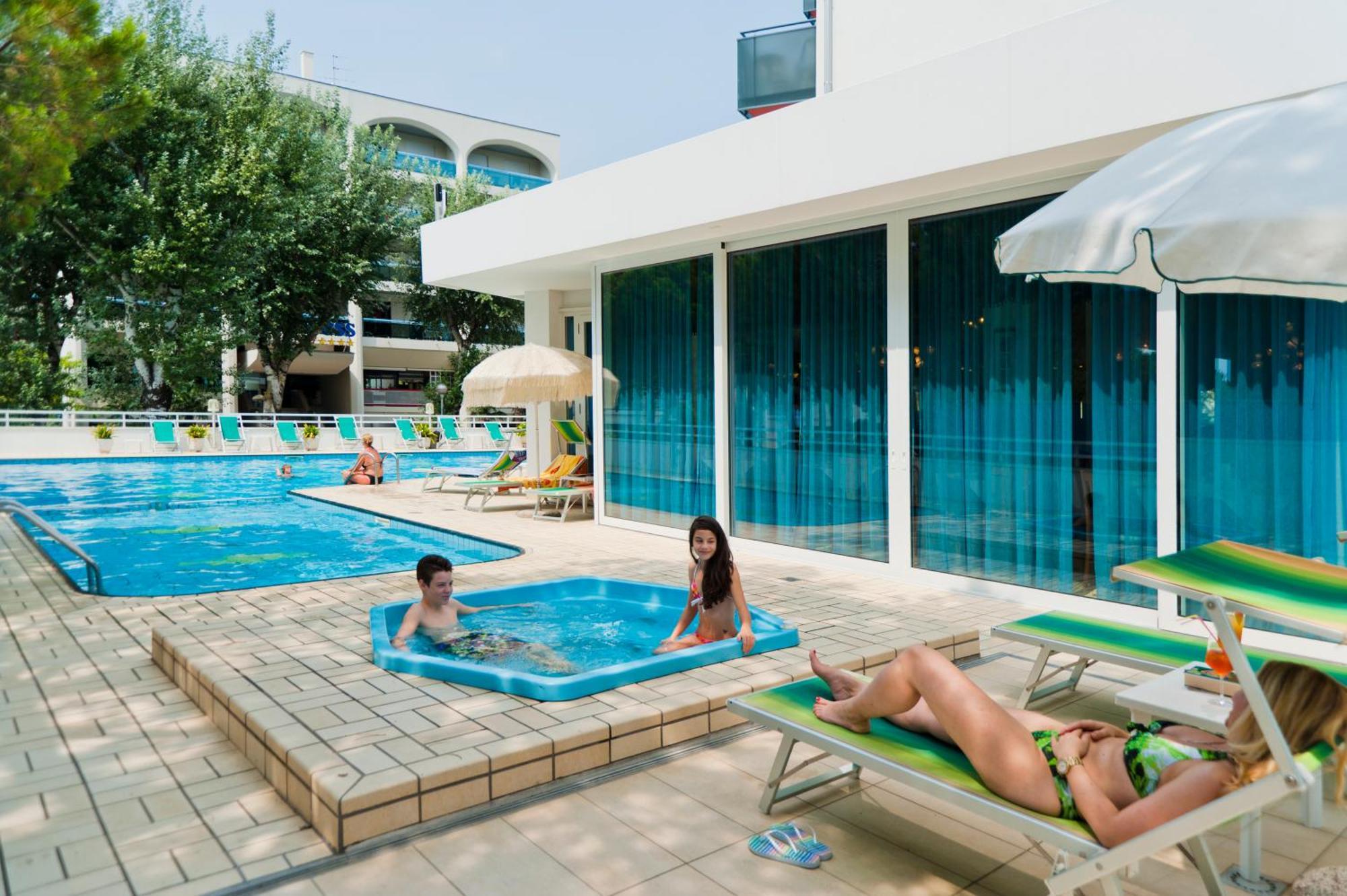Hotel Gimm Бибионе Экстерьер фото